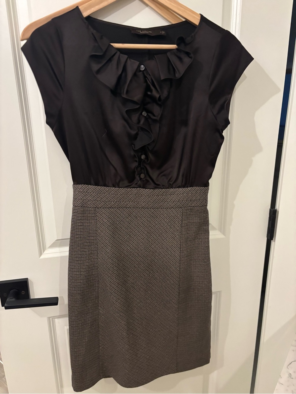 The limited Ruffled Neck Cap Sleeve Sheath Dress - Black & Brown